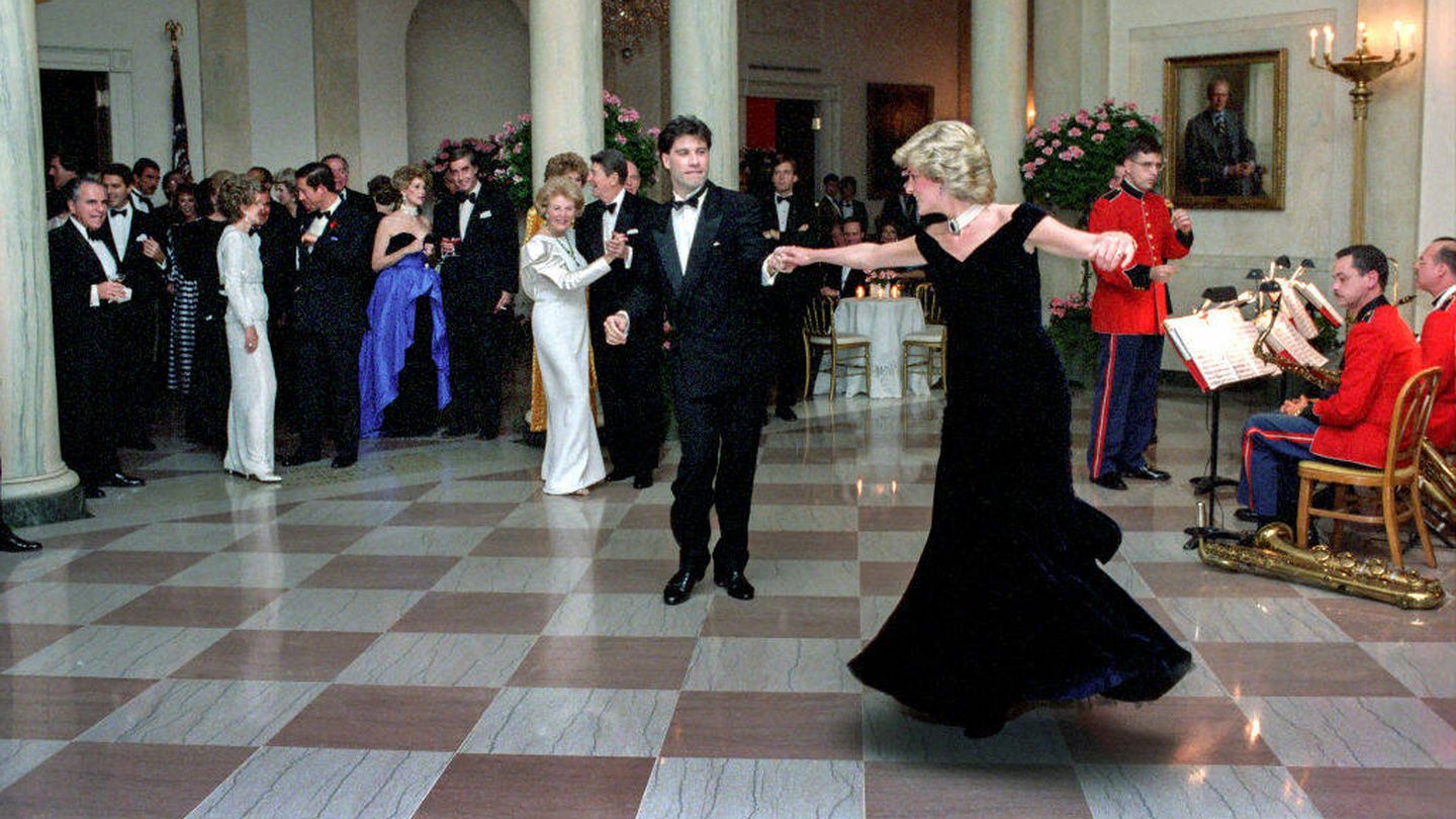 La princesa Diana bailando con John Travolta en la Casa Blanca. (Getty)