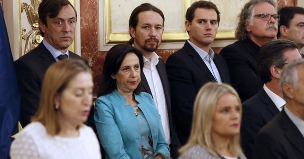 Foto: Los portavoces de PP y PSOE, Rafa Hernando y Margarita Robles, junto con Pablo Iglesias y Albert Rivera, el pasado 27 de junio en el Congreso. (EFE)