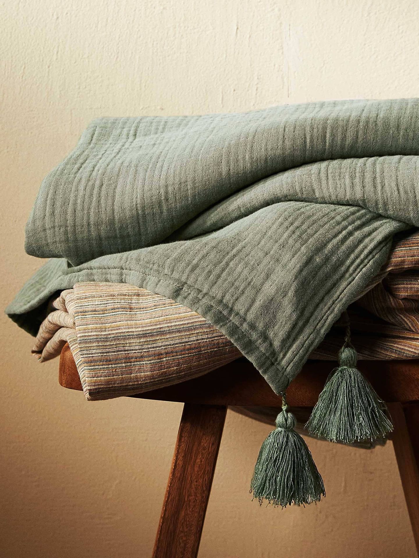 Esta manta de Zara Home es ideal para tu sofá. (Cortesía)