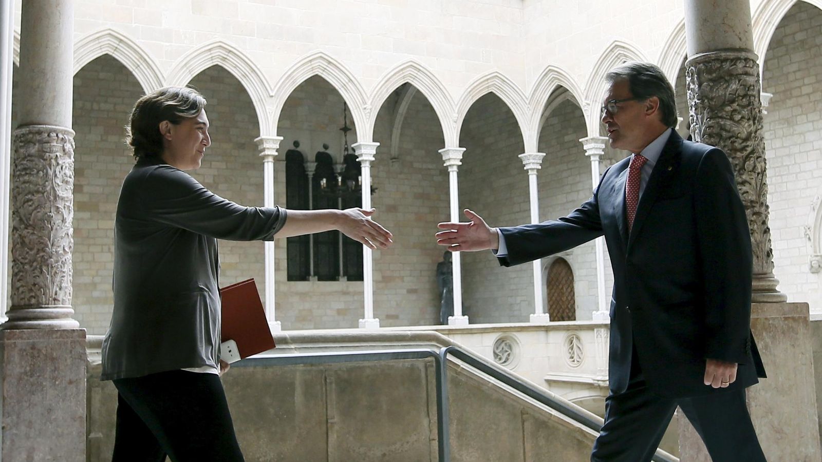 Foto: La alcaldesa de Barcelona, Ada Colau, y el 'president' de la Generalitat, Artur Mas. (Efe) 
