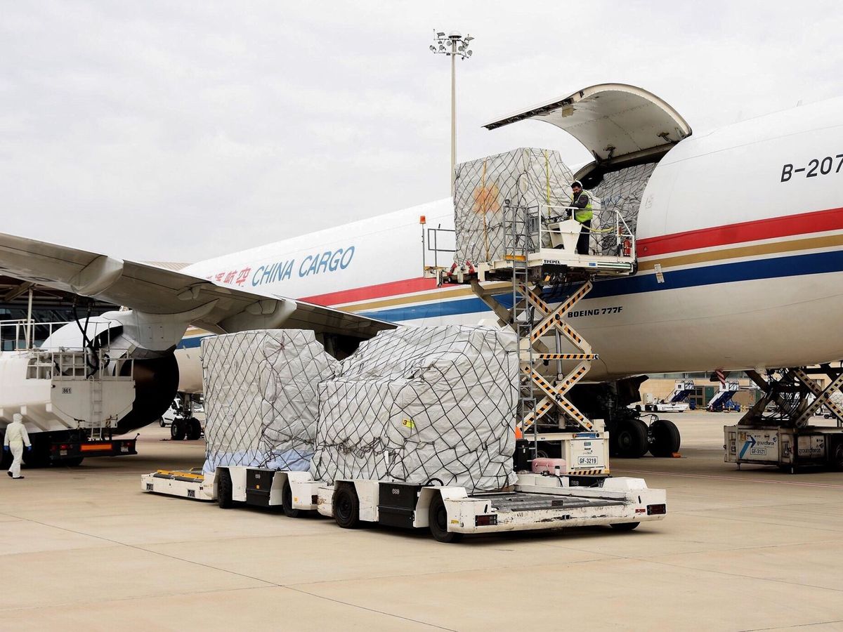 Foto: Llega un avión de china con 6 toneladas de mascarillas para castilla y león