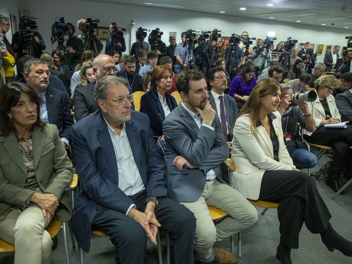 Foto: La presidenta de Junts, Laura Borràs, durante la rueda de prensa del expresidente de la Generalitat Carles Puigdemont para explicar el pacto con el PSOE. (Europa Press)