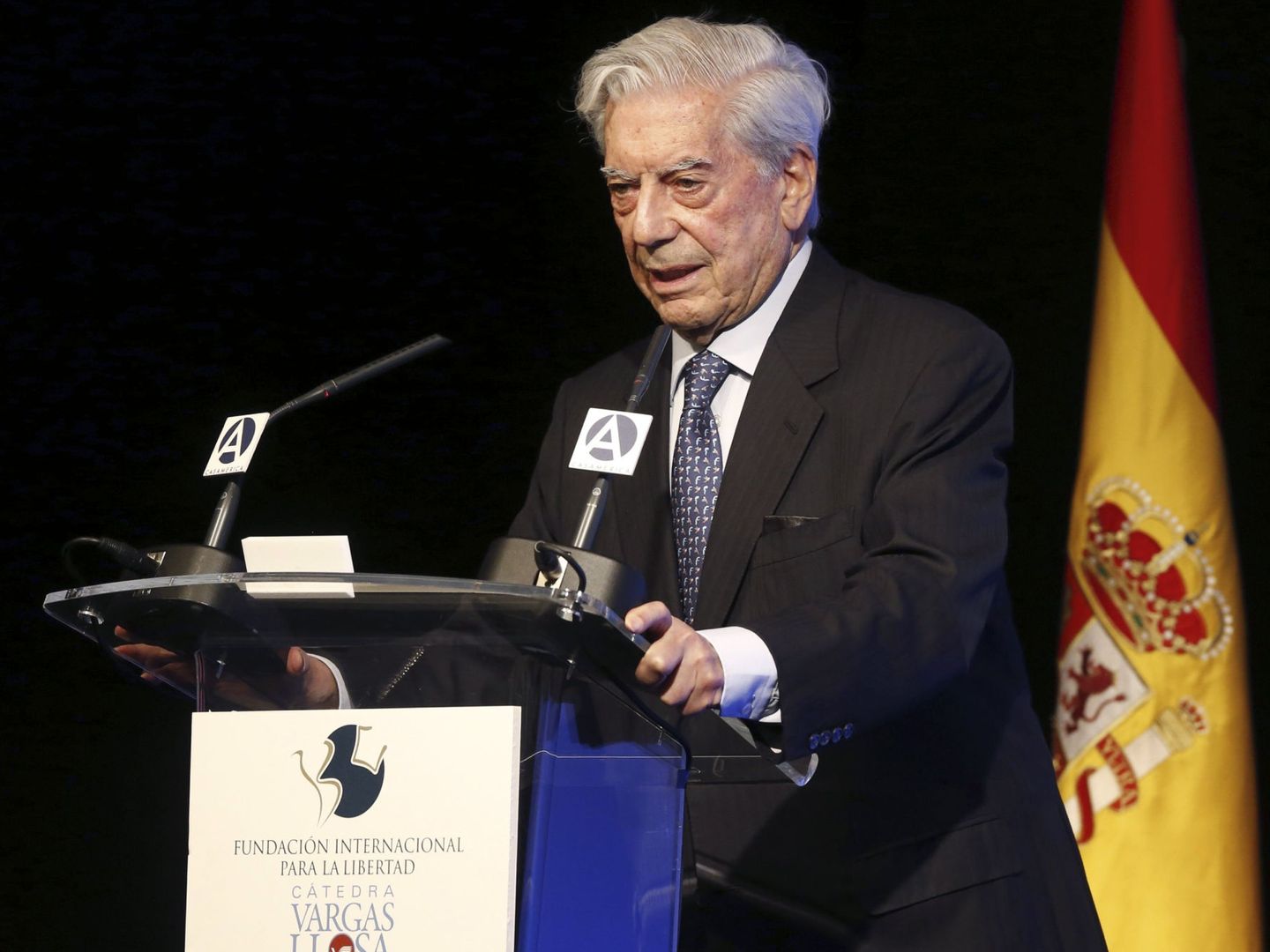 El escritor Mario Vargas Llosa durante la inauguración del seminario organizado con motivo del 80 cumpleaños del autor, 'Vargas Llosa: cultura, ideas y libertad'. (EFE)
