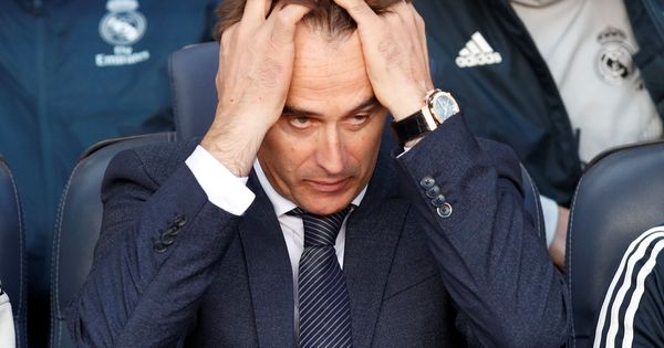 Foto: Julen Lopetegui se lleva las manos a la cabeza en el banquillo del Camp Nou. (Efe)