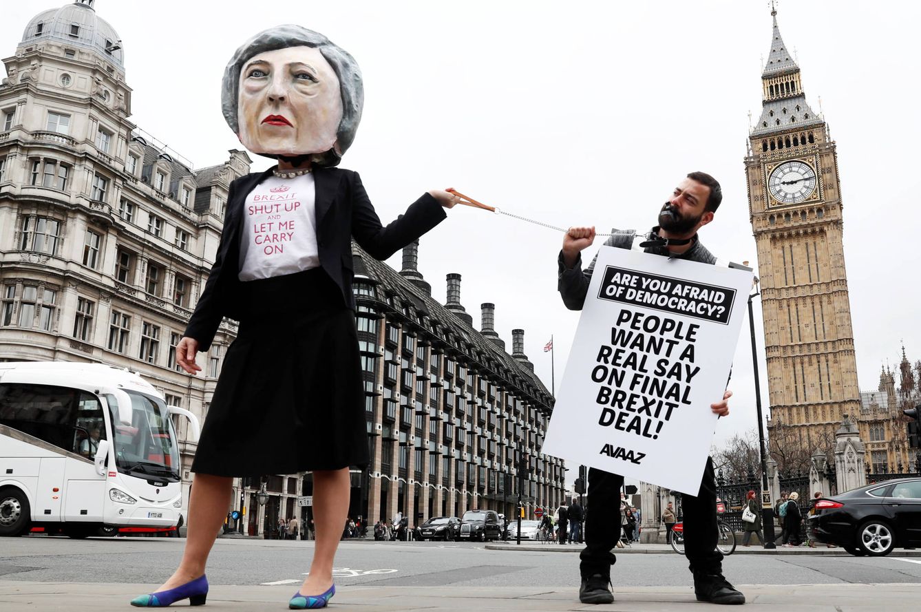 Manifestantes contrarios al Brexit protestan ante el Parlamento británico, en Londres. (Reuters)