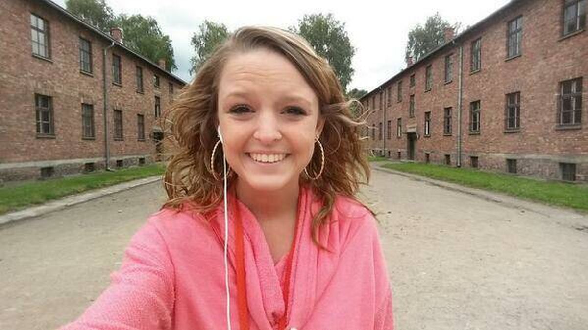 Lo que la gente que se hace selfis en Auschwitz dice de nuestro tiempo