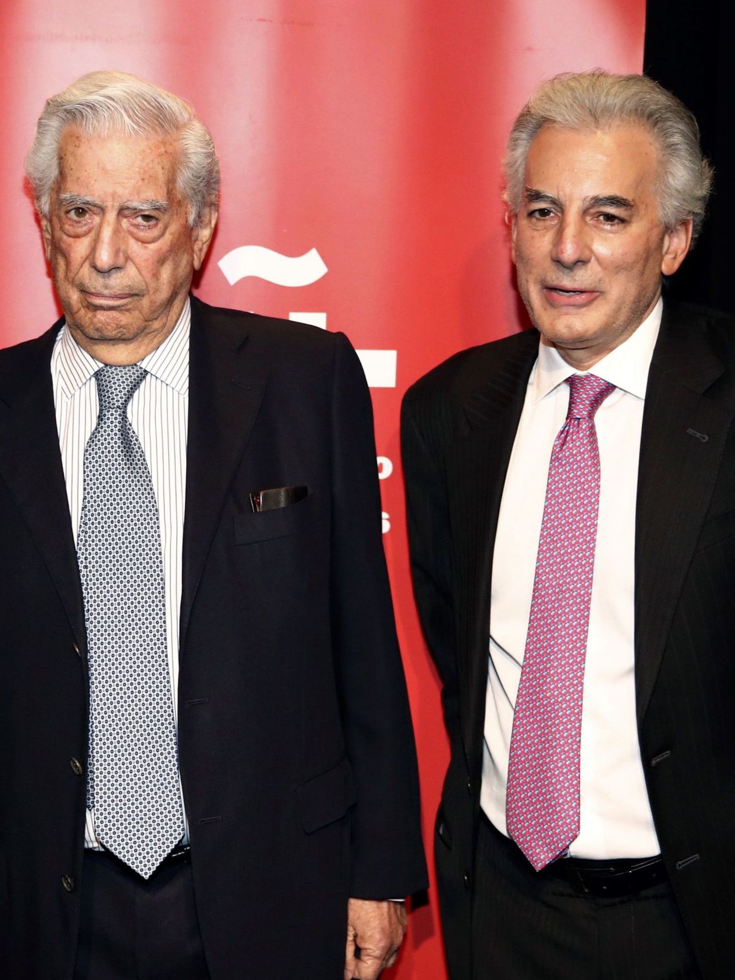 Mario Vargas Llosa, junto a su hijo Mario. (EFE)