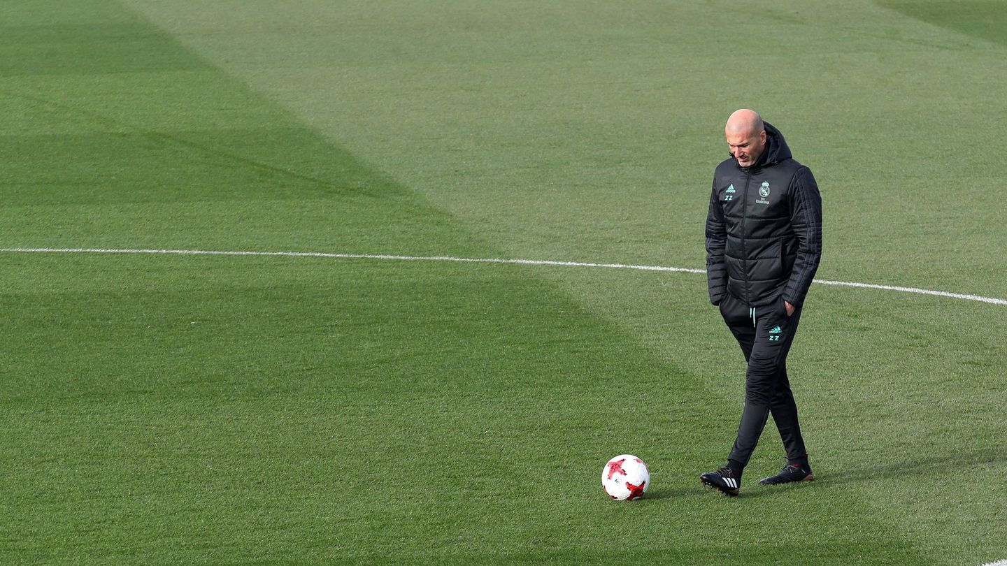 Zidane, pensativo durante un entrenamiento. (EFE)