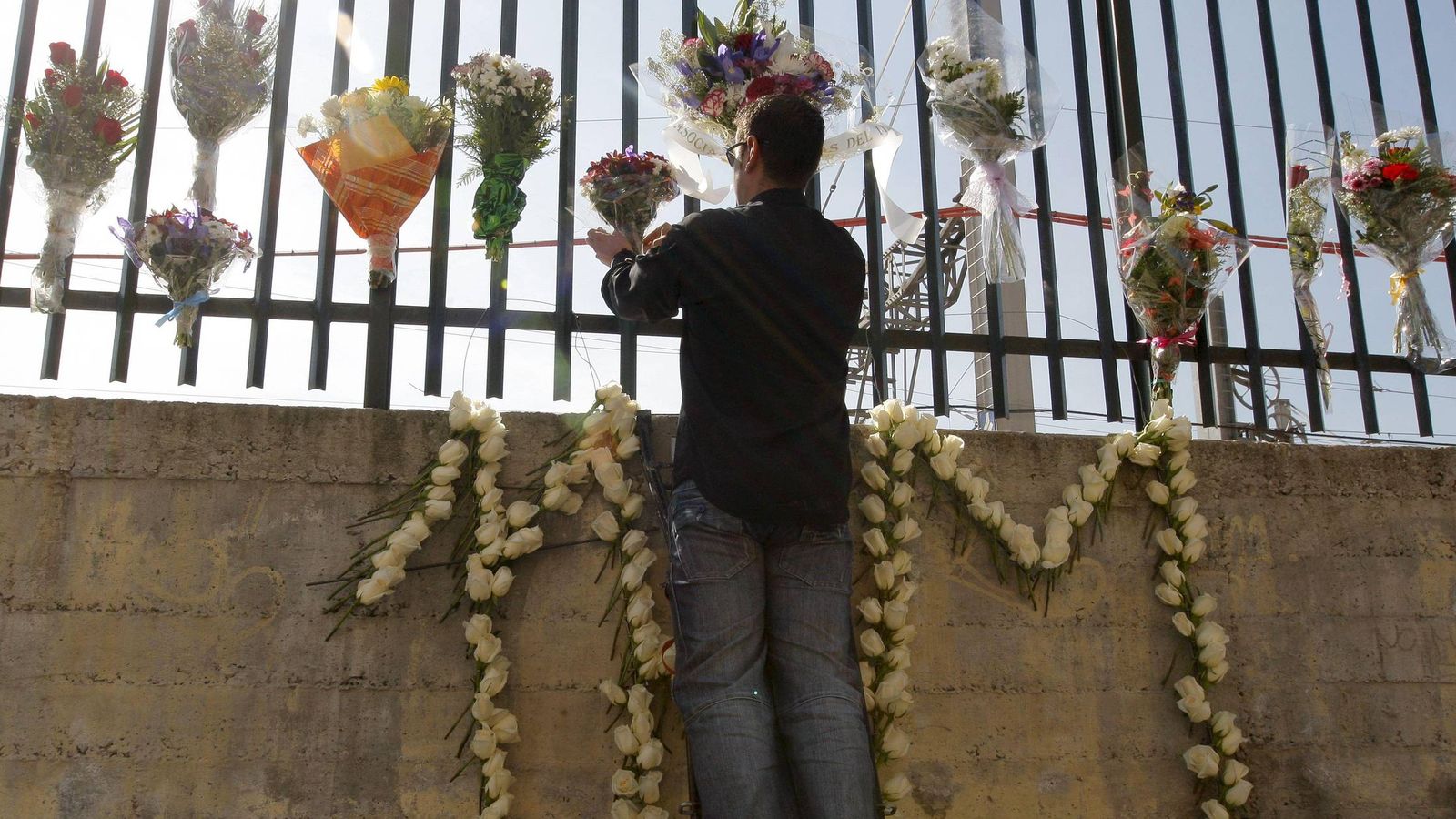 Foto: Familiares y víctimas del 11-M colocan flores en la calle Téllez de Madrid. (Efe)