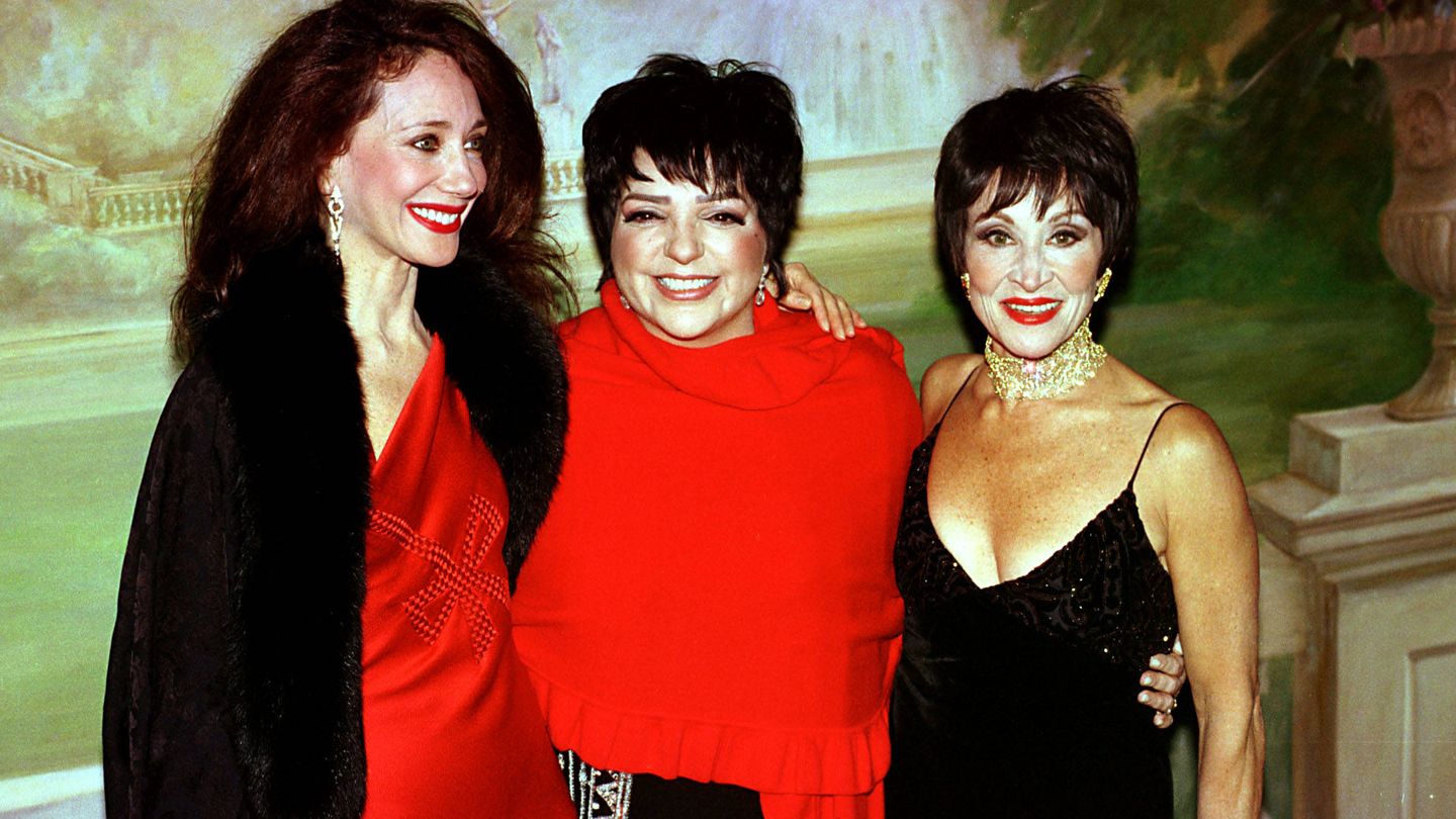 Marisa Berenson (izquierda), Liza Minnelli  y Chita Rivera. (Getty)