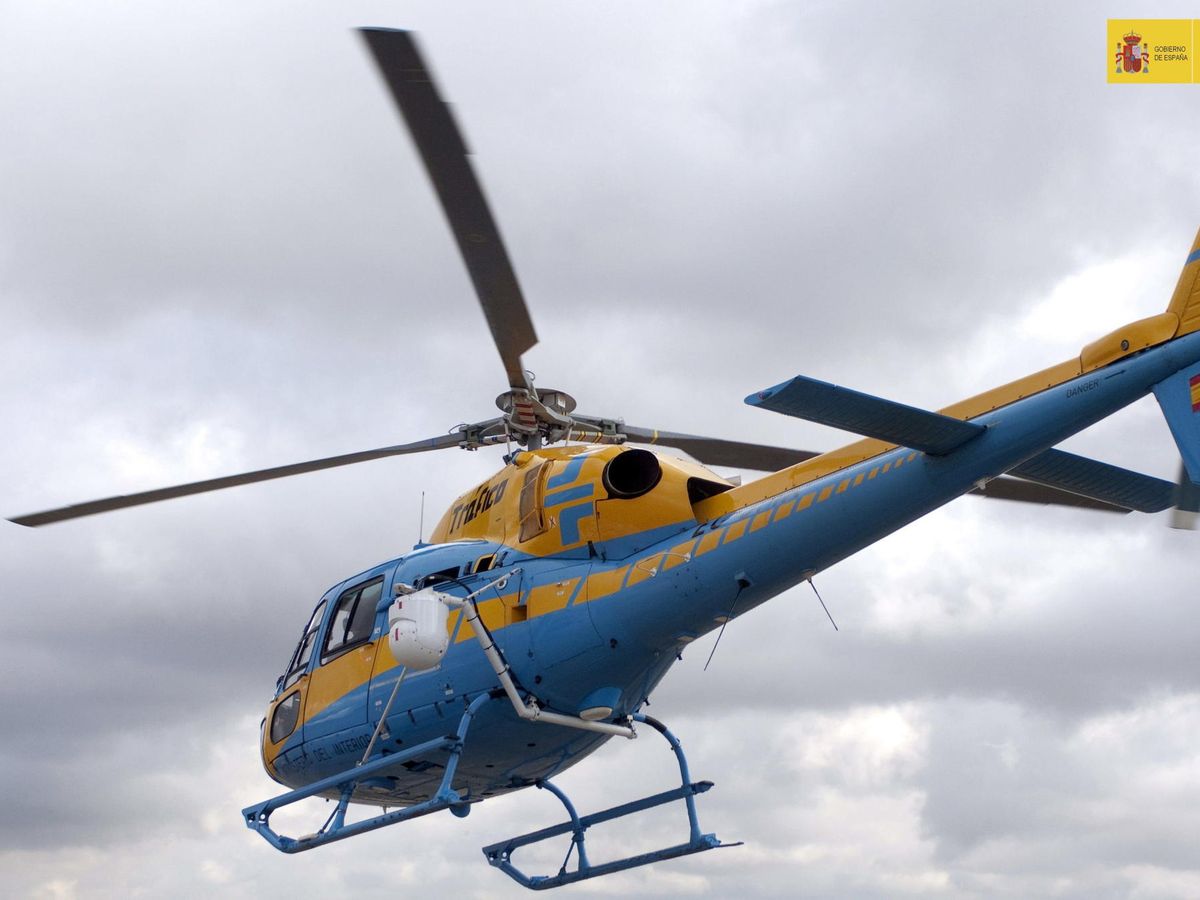 Foto: Helicóptero de la DGT con el nuevo radar Pegasus. (EFE)