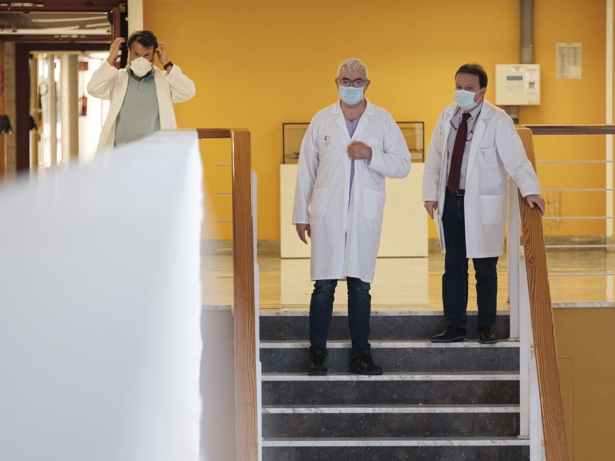 Foto: Vuelve la mascarilla obligatoria en los centros sanitarios de Canarias. (EFE/Ángel Medina)