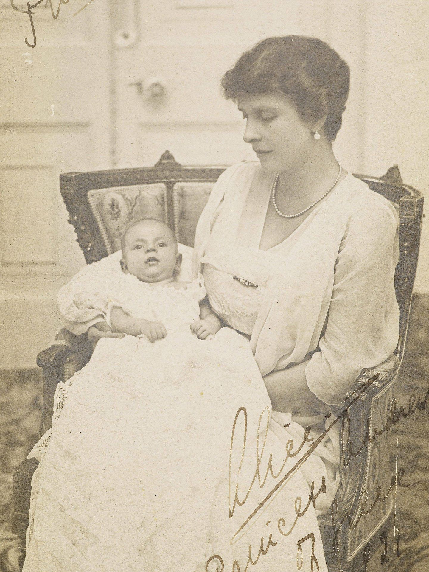 El príncipe Felipe, en brazos de su madre meses después de nacer. (EFE)