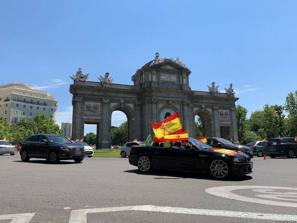 Foto: La manifestación motorizada, a su paso por la madrileña Puerta de Alcalá. (Pablo Gabilondo)
