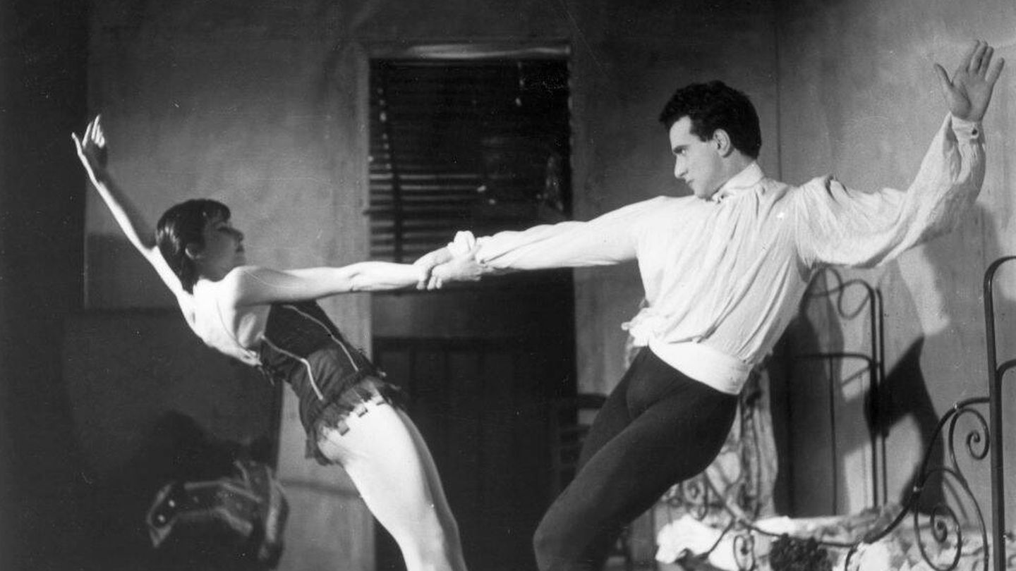 El bailarín y coreógrafo Roland Petit y su futura mujer Renée 'Zizi' Jeanmaire, en 'Carmen' de Bizet. (Baron/Hulton Archive/Getty)