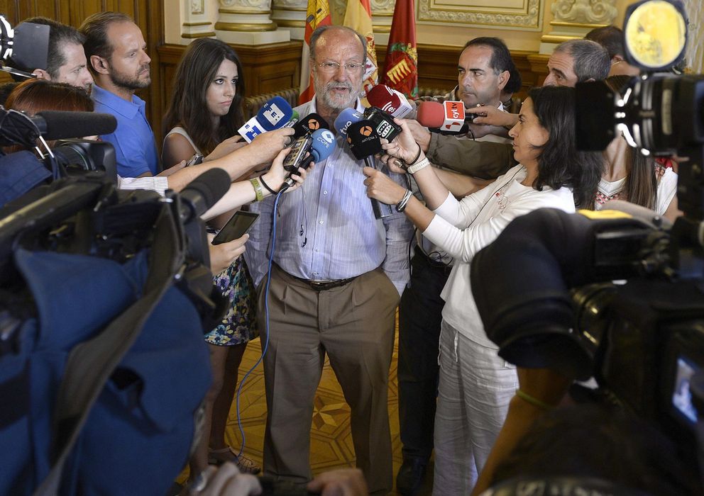 Foto: Javier León de la Riva explica sus declaraciones ante los medios. (Efe)