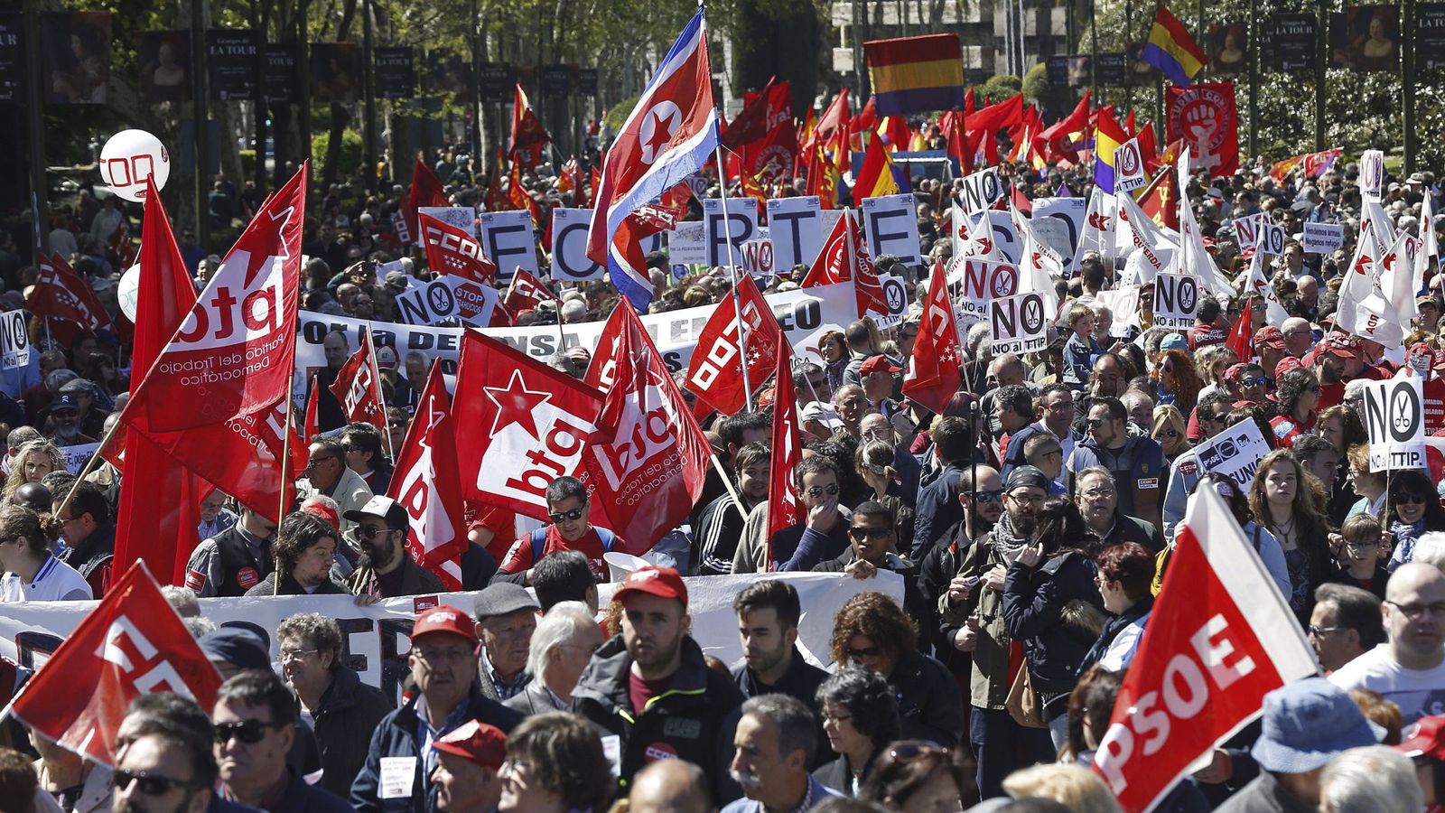 Foto: Miles de personas en la manifestación del Primero de Mayo de Madrid. (EFE)