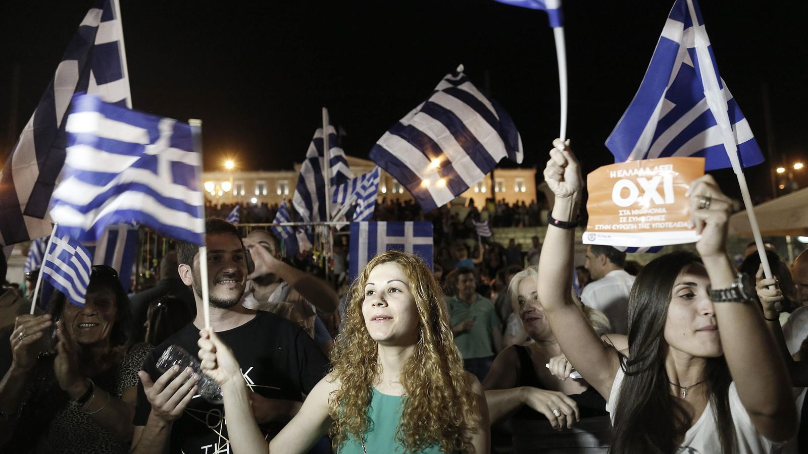 Foto: Celebración de la victoria del 'no', este domingo, en la plaza Syntagma de Atenas. (EFE)