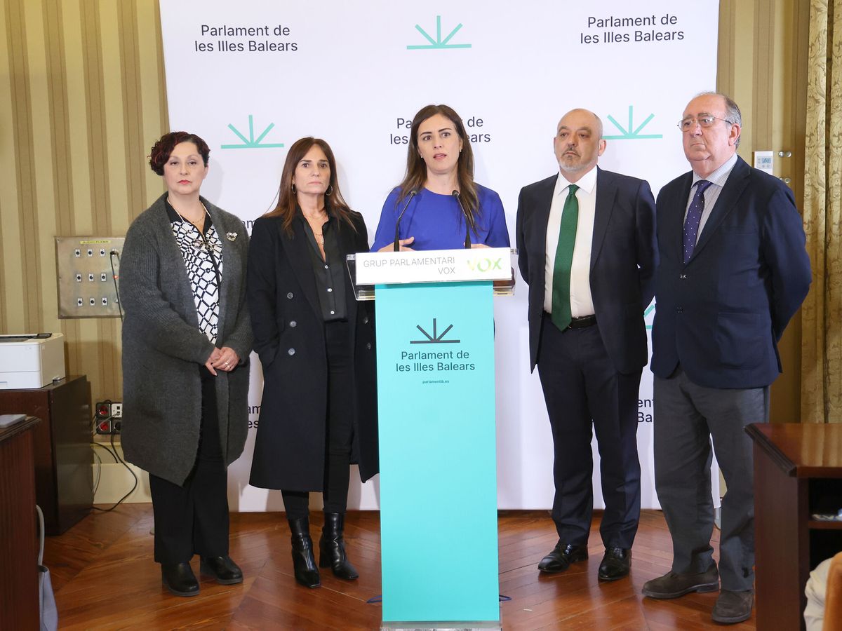 Foto: La portavoz de Vox en el Parlament de Baleares, Idoia Ribas, junto al resto de diputados díscolos. (EP)