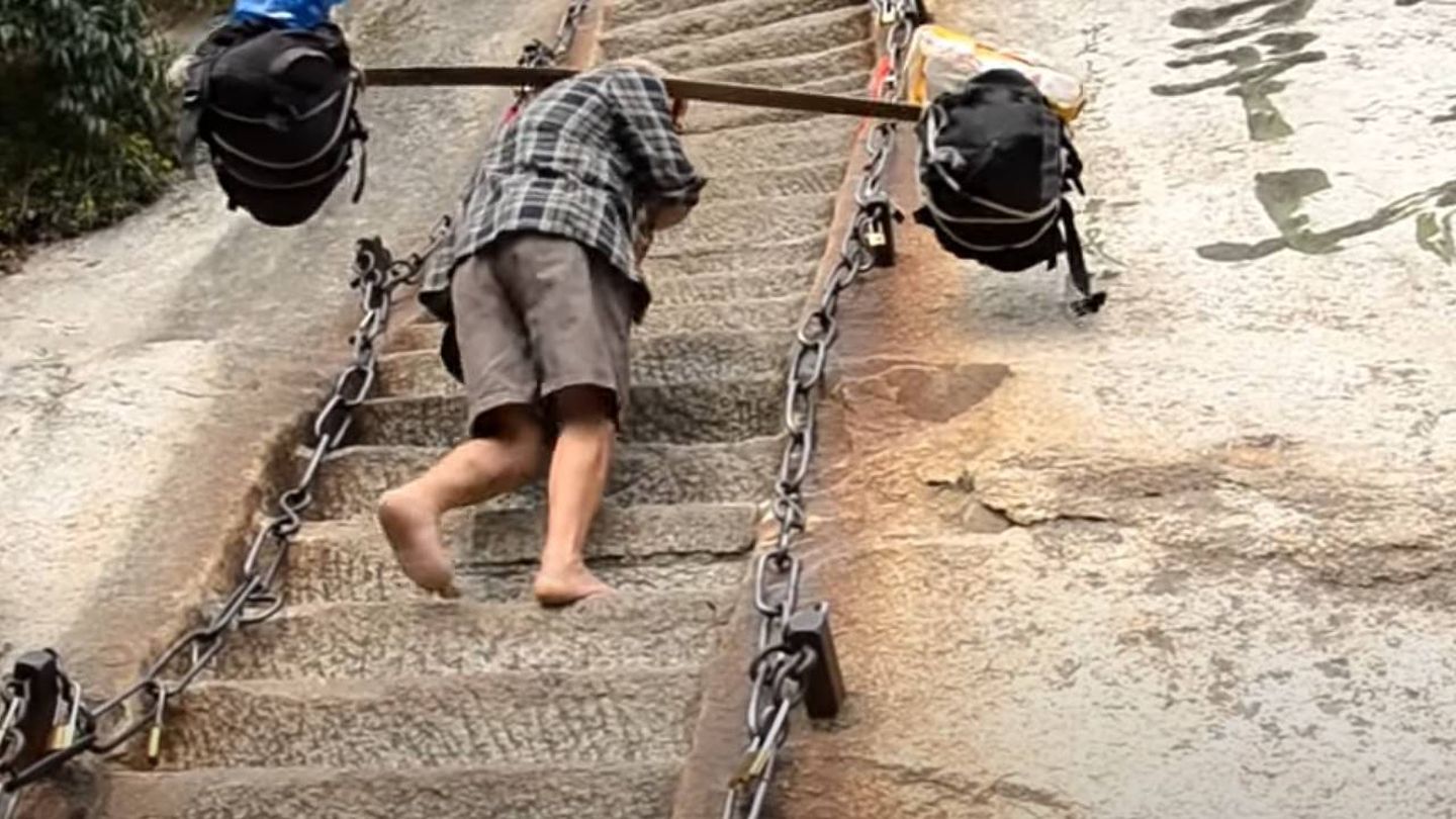 Un sherpa sube cargado por la escarpada escalera. (CC/Youtube)