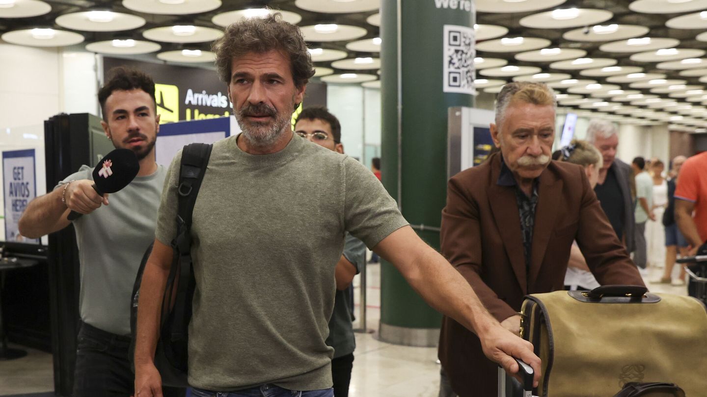 Rodolfo Sancho, junto a su abogado a su llegada a  a Madrid tras visitar a su hijo en Tailandia. (EFE/Kiko Huesca)