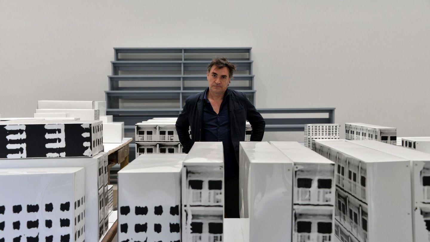 Jordi Colomer posa junto a su obra 'Unete-Join Us!', en el pabellón de España en la víspera de la inauguración de la 57 edición de la Bienal de Venecia. EFE