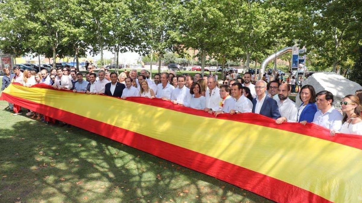 El PP anima a colocar banderas de España en los balcones durante la Diada