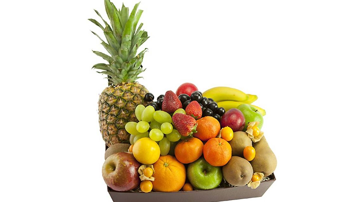 Una cesta de frutas variadas de Fashion Fruit con piña, uvas, manzanas, fresas, etc, una tentación.