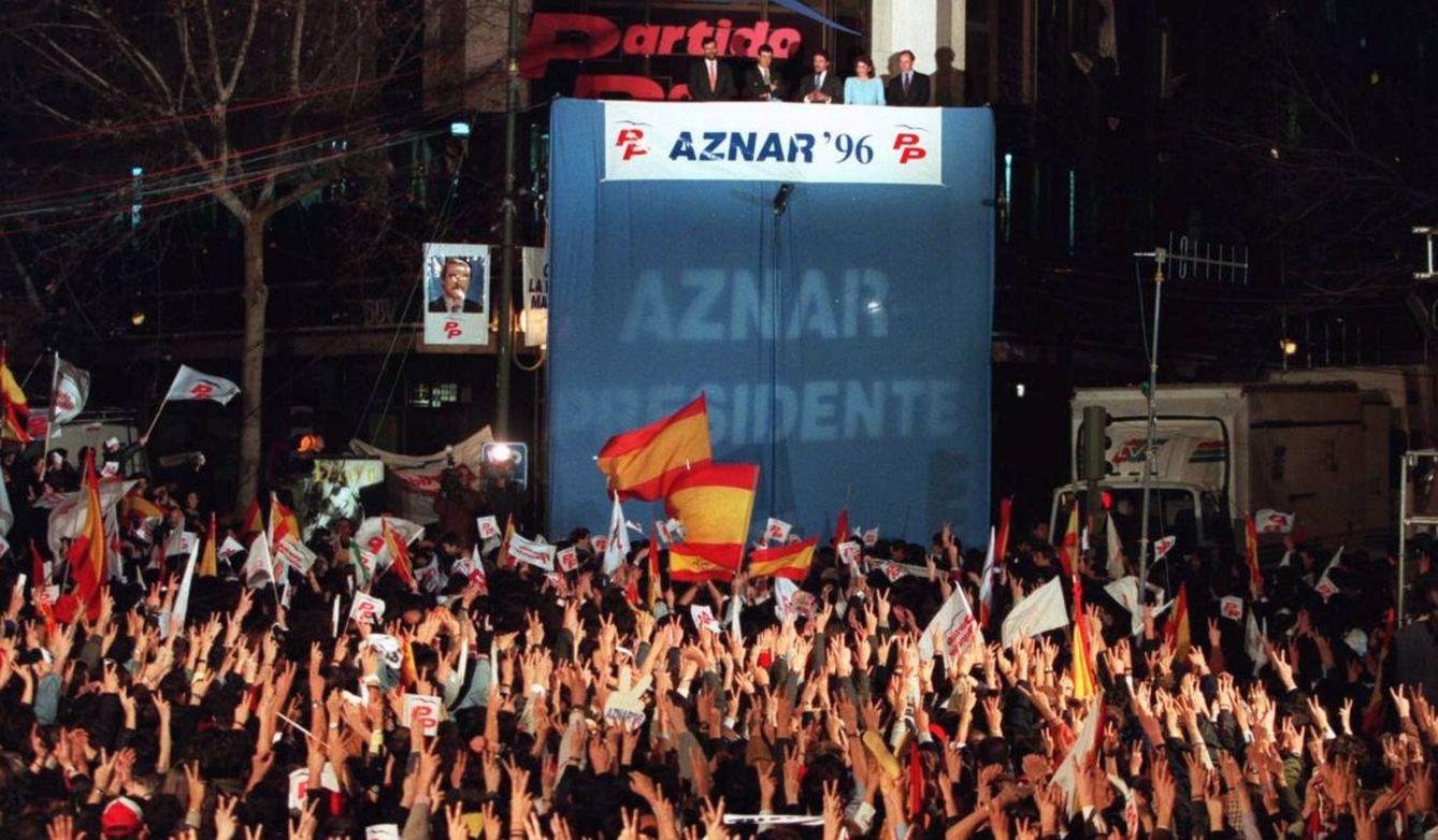 Simpatizantes celebran la victoria del PP, ante la mirada de Aznar, Álvarez Cascos y Ana Botella. (EFE)