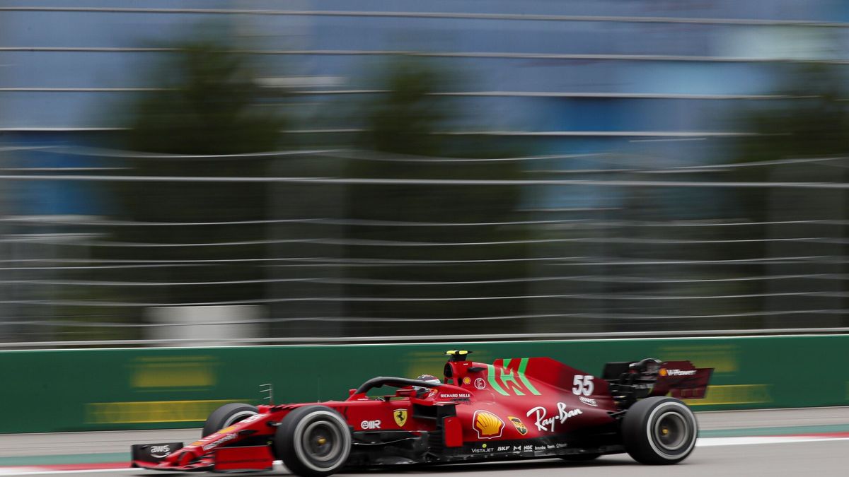 Sainz logra el podio en Sochi tras un caótico final pasado por agua y Hamilton gana