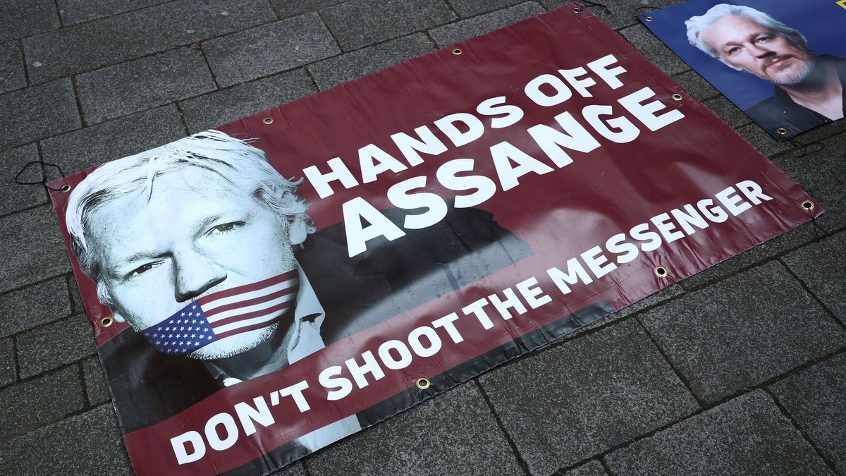 El independentismo zanja con un par de tuits su apoyo a Assange tras la detención