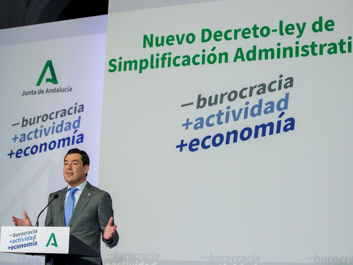 Foto: Juanma Moreno en la presentación del decreto. (EFE)