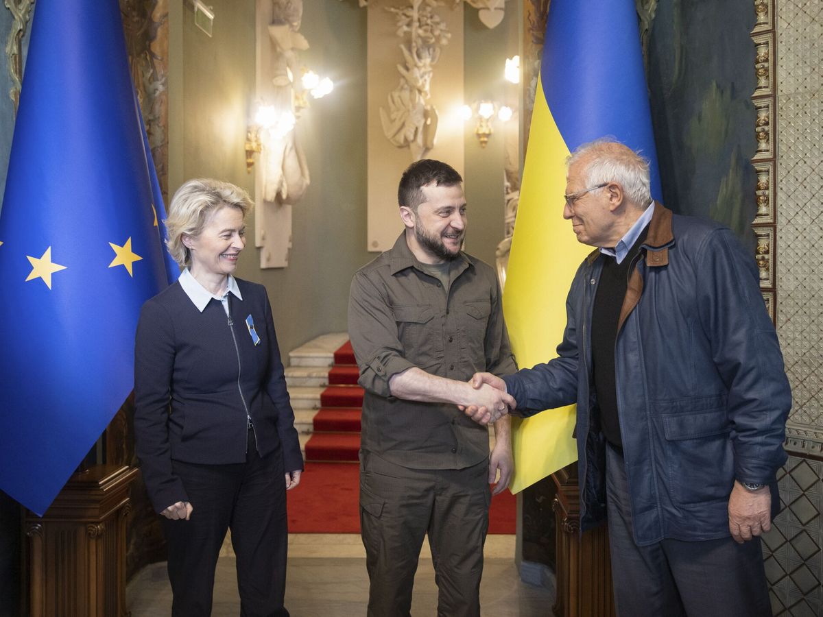 Foto: Borrell y Von der Leyen, junto a Zelenski en Kiev. (EFE/EPA/Presidencia de Ucrania)