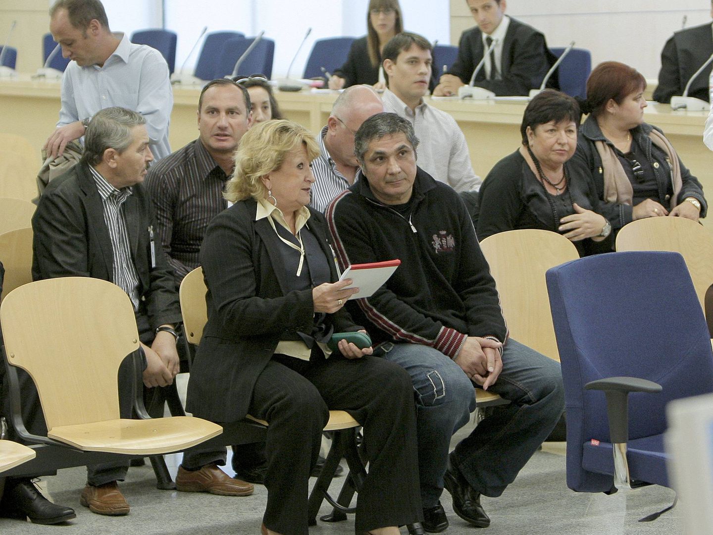 Zakhar Kniazevich Kalashov (en primera fila, hablando con la intérprete), durante un juicio en la Audiencia Nacional. (EFE)