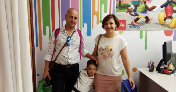 Foto: Gabriel junto a sus padres en el Hospital Universitario Virgen Macarena, en Sevilla. (I. M.)
