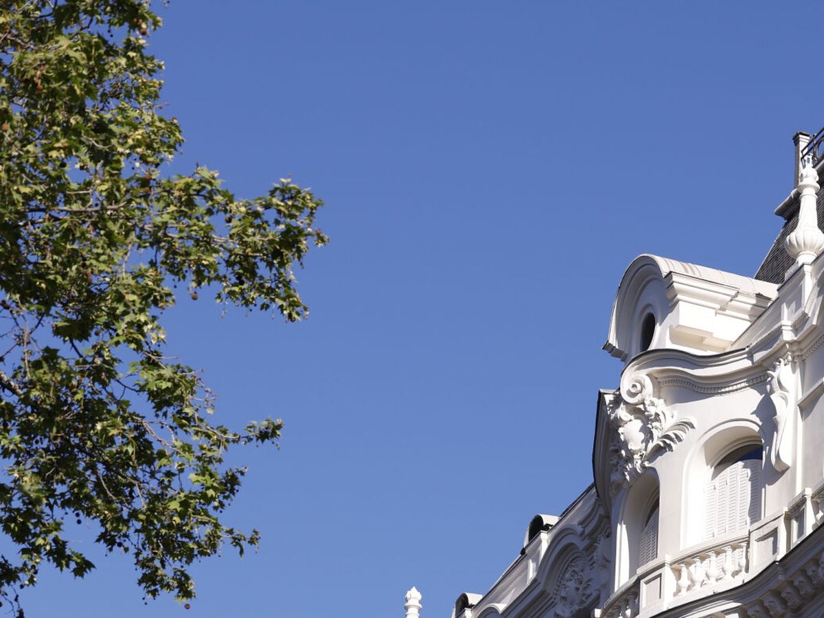 Foto: Vista de la fachada de un edificio de la Calle Serrano en Madrid. (EFE/Javier Lizón)
