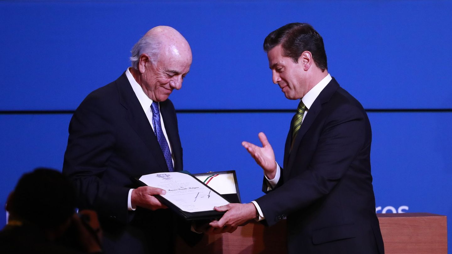 El presidente del Grupo BBVA, Francisco González, conversa con Enrique Peña Nieto. (EFE)