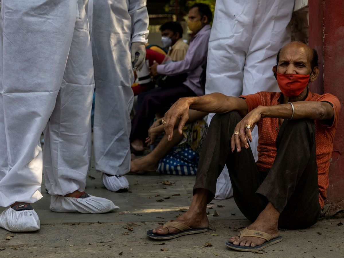 Foto: Un hombre espera a la cremación de un familiar fallecido por el coronavirus, en Nueva Delhi (India). (Reuters)