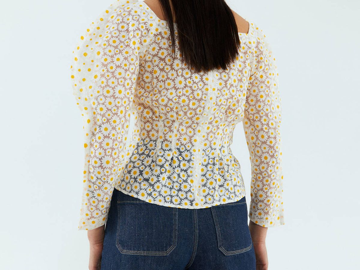 Foto: La blusa de organza estampada con margaritas de Sfera (Cortesía)
