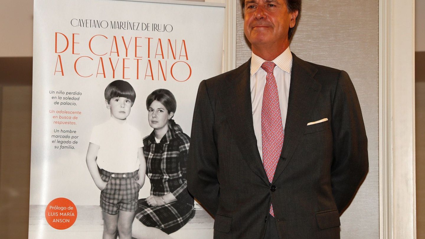 Cayetano Martínez de Irujo, hijo de la duquesa de Alba, presentando sus memorias, 'De Cayetana a Cayetano'. (EFE)