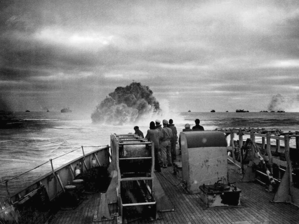 Foto: La escolta de un convoy lanza cargas de profundidad contra un submarino