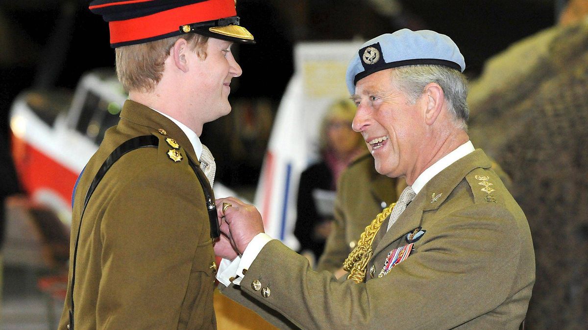 Carlos III entrega nuevos títulos militares con dardo a su hijo Harry incluido