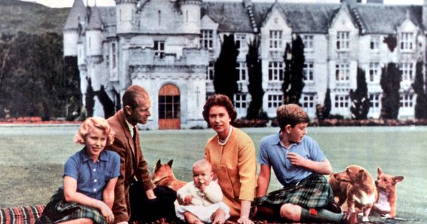 Foto: La reina Isabel, el duque de Edimburgo y los príncipes Carlos, Ana y Andrés, en Balmoral. (Cordon Press)