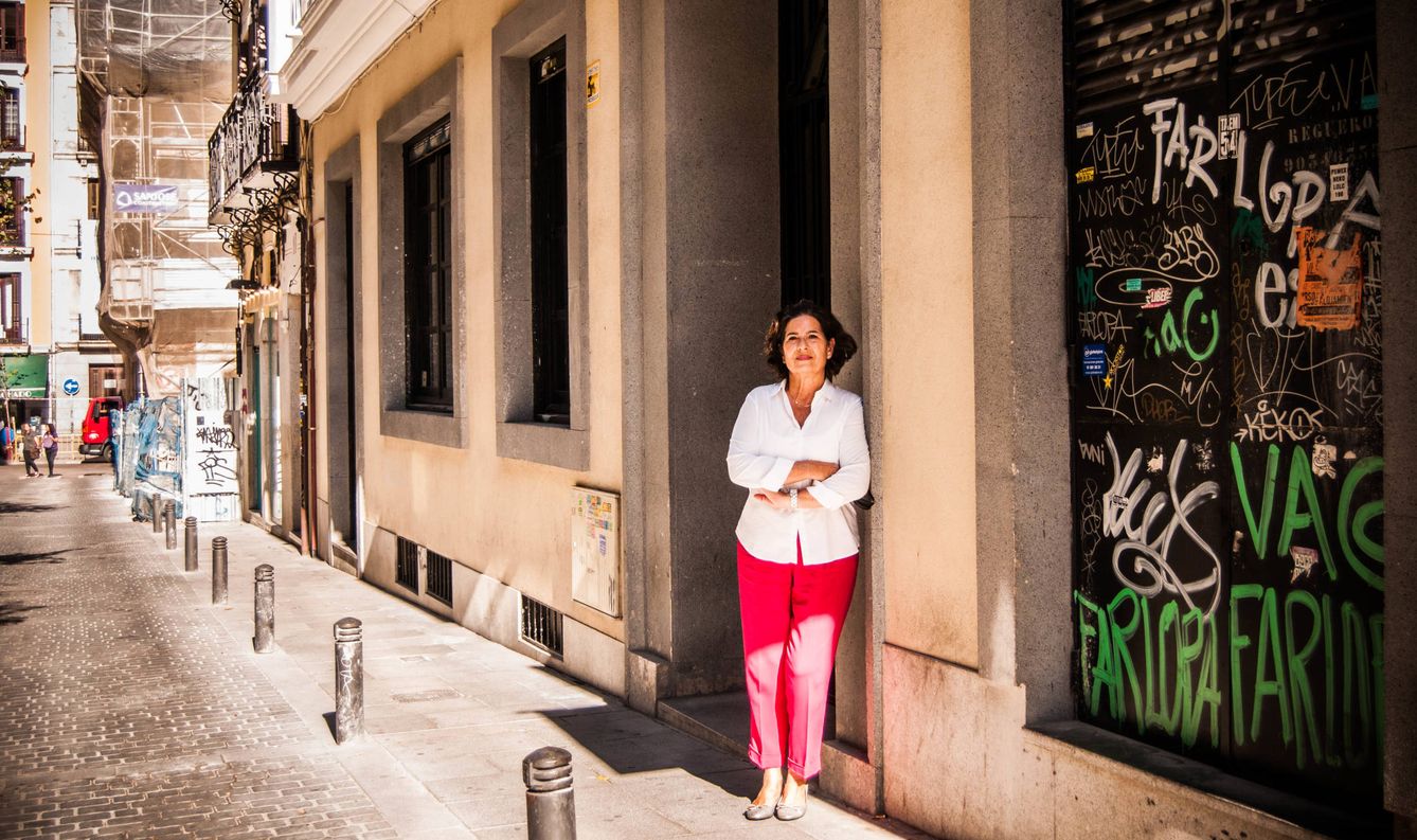 Marisa, otra vecina de la calle Regueros, pide una reflexión sobre el modelo de ciudad. (Carmen Castellón)