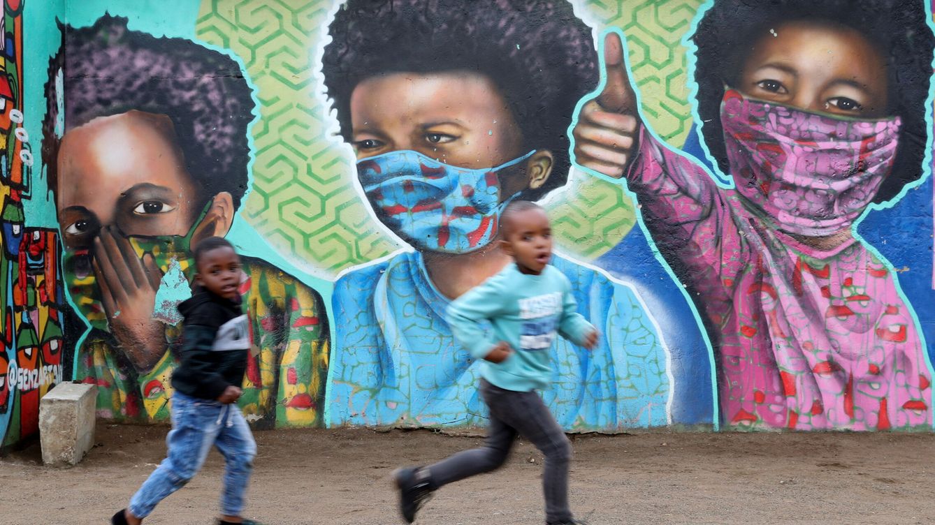 Foto: Dos niños corren en Kliptown, Sudáfrica. (Reuters/Siphiwe Sibeko)