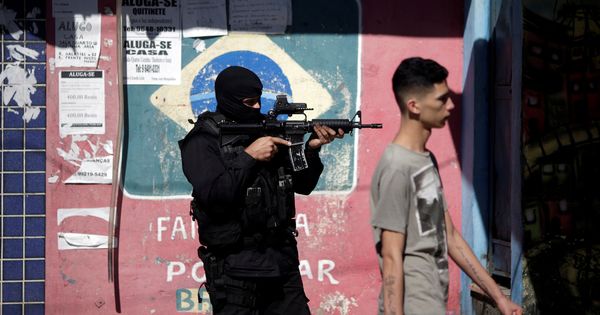 Foto: Un policía toma posiciones durante una operación antidroga en la Ciudad de Dios, en Río de Janeiro, el 10 de julio de 2017. (Reuters)