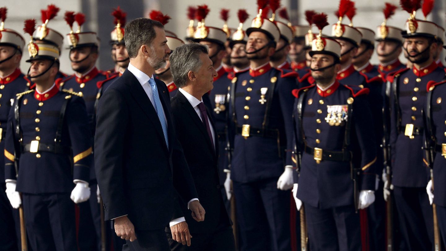 Felipe VI y el presidente de Argentina, Mauricio Macri, en la ceremonia oficial en el Palacio  de Oriente. (EFE)