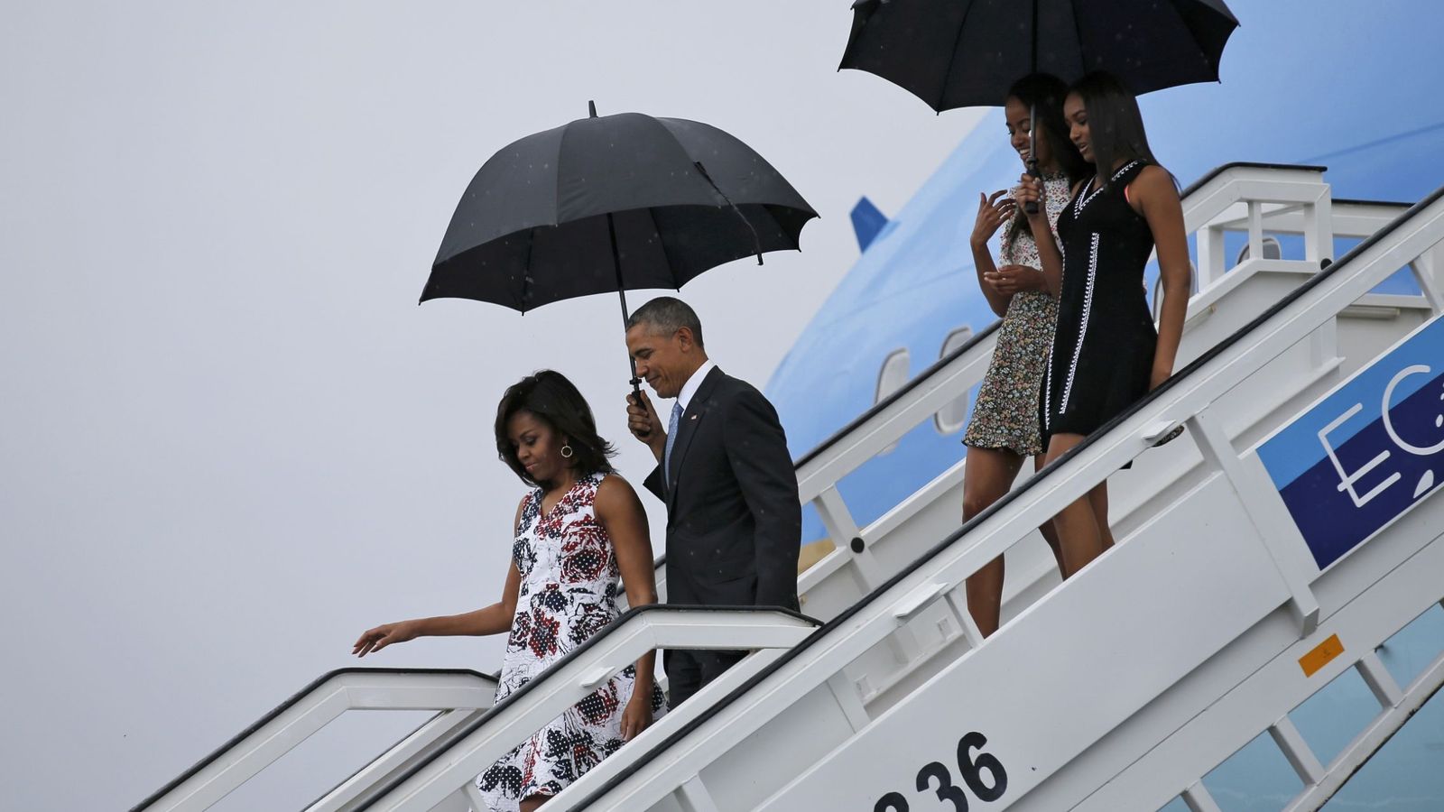 Foto: Obama, junto a su mujer y sus hijas, aterrizando en Cuba. (Reuters)