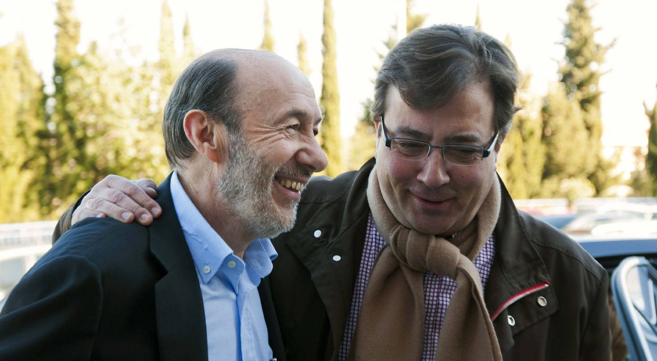 Alfredo Pérez Rubalcaba y Guillermo Fernández Vara, en enero de 2012. (EFE)