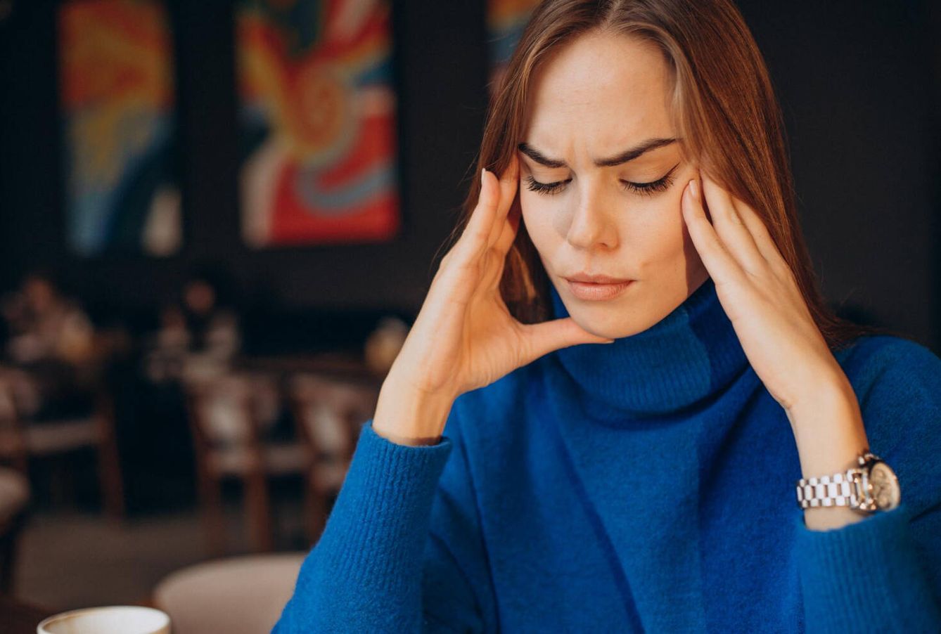 Uno de los efectos secundarios de la DHEA puede ser el dolor de cabeza (senivpetro para Freepik)